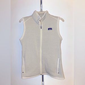 White size M Patagonia vest! In near perfect condition just doesn’t fit.